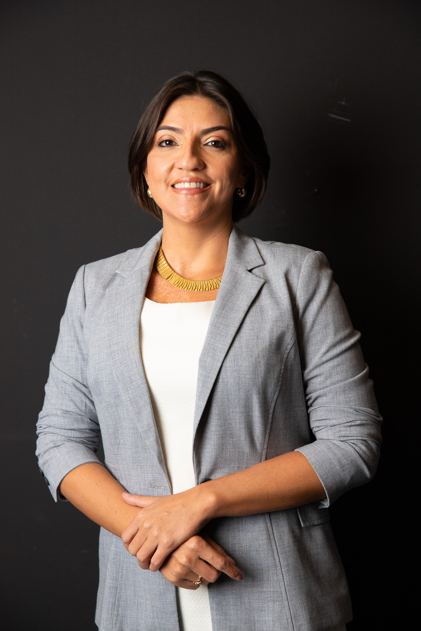 Dra. Sara Sombra em pé